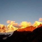 Este trekking es famoso a nivel mundial, ofreciendo a los aventureros la oportunidad de explorar paisajes remotos y espectaculares mientras rodean la majestuosa cordillera.