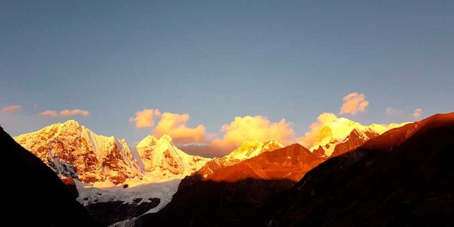 Este trekking es famoso a nivel mundial, ofreciendo a los aventureros la oportunidad de explorar paisajes remotos y espectaculares mientras rodean la majestuosa cordillera.